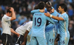 Mario Balotelli a donné la victoire in extremis à Manchester City contre Tottenham, 3 à 2, en marquant un penalty dans le temps additionnel d'un match à rebondissements que le leader a été tout près de perdre, dimanche lors de la 22e journée du Championnat d'Angleterre.