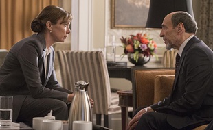 La présidente élue des Etats-Unis Elizabeth Keane (Elizabeth Marvel F.) s'entretient avec Dar Adal (Murray Abraham) à la tête de la CIA.