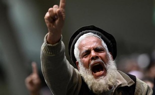 Un partisan du candidat à la présidentielle afghane et ancien chef de guerre Abdul Rasul Sayyaf lors d'un rassemblement à Kaboul le 6 mars 2014