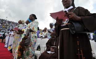 Le nombre de catholiques a augmenté de 15 millions dans le monde en 2010 par rapport à l'année précédente pour atteindre 1,196 milliard, surtout grâce à une progression en Afrique et Asie, selon l'annuaire pontifical 2012 présenté samedi matin au Vatican.