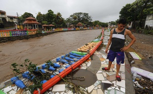 Le 5 octobre, un Nicaraguayen observe les dégât causés par la tempête Nate à Masachapa, à 60 km de la capitale Managua.