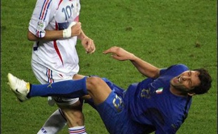 "Je préfère ta putain de soeur": voilà "la" phrase qu'a lâchée Marco Materazzi à l'adresse de Zinédine Zidane avant "le" coup de tête de la finale du Mondial-2006, assure le défenseur italien selon des propos rapportés par un hebdomadaire italien à paraître lundi.
