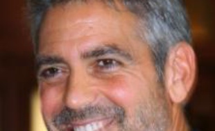 La ministre de la Culture Christine Albanel a décerné dimanche à Deauville (Calvados) les insignes de chevalier des arts et lettres au comédien et réalisateur George Clooney, en marge du festival du cinéma américain qui se tient dans cette localité depuis vendredi.