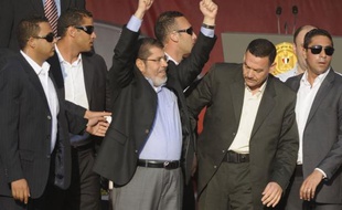Le président égyptien élu, l'islamiste Mohamed Morsi, a prêté symboliquement serment vendredi devant des dizaines de milliers de personnes place Tahrir, en prévenant implicitement l'armée qu'aucun pouvoir ne serait au-dessus de celui du peuple.