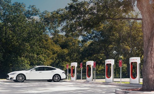 Une station de superchargeurs Tesla