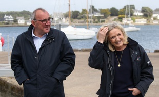Marine Le Pen et Gilles Pennelle, ici le 6 mai 2021 lors de la présentation officielle de la tête de liste du RN dans le Morbihan Florent de Kersauson.