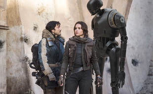 Diego Luna et Felicity Jones dans Rogue One: A Star Wars Story de Gareth Edwards