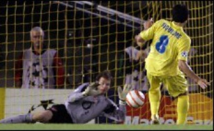 Le meilleur joueur de Villarreal, l'Argentin Juan Roman Riquelme, a vu son penalty repoussé par le gardien Jens Lehmann à la dernière minute du temps réglementaire, un échec empêchant son équipe d'avoir droit à la prolongation.