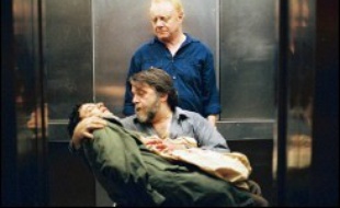"La raison du plus faible" de Lucas Belvaux (Belgique-1h56) avec Eric Caravaca, Lucas Belvaux, Claude Semal, Natacha Régnier. A Liège, pour pouvoir offrir une mobylette à la femme de leur copain Patrick, trois hommes vont tenter un très gros hold-up. Evidemment, rien ne se passera comme prévu.