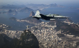 Un avion de l'armée brésilienne en démonstration au-dessus de Rio de Janeiro, le 14 juillet 2016.