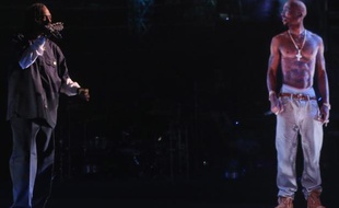 Le rappeur Snoop Dogg aux côtés de «l'hologramme» de 2Pac, le 15 avril au festival Coachella, en Californie.