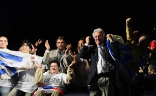 Le candidat pour le front de gauche uruguayen Tabare Vazquez (d) célèbre avec Raul Sendic (c) et les sénateurs sa victoire aux élections présidentielles à Montevideo le 30 novembre 2014