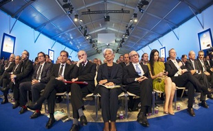 Christine Lagarde, ici au centre, avec à sa droite Frédéric Mitterrand, Eric Besson et Frédéric Lefebvre, et à sa gauche Rupert Murdoch, lors du e-G8 organisé à Paris, le 24 mai 2011.