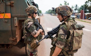 L'intervention française en Centrafrique, moins d'un an après celle déclenchée au Mali, ranime le débat autour du financement des opérations extérieures de l'armée française, exercice budgétaire toujours délicat dont les dépenses d'équipement de la Défense sont la victime favorite