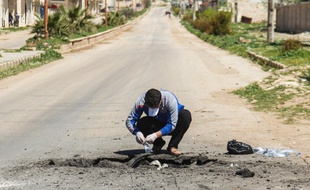 Un homme collecte des échantillons après l'atatque chimique à Khan Cheikhoun, en Syrie