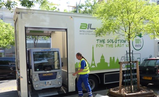 Dans le 14e arrondissement de Paris, Libner et Dachser expérimentent un camion qui embarque avec lui un petit véhicule électrique pour effectuer le dernier kilomètre de livraison.