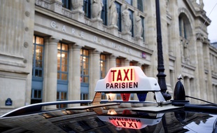 Le 03 decembre. Illustration de taxi parisien devant la gare du Nord au soir de la manifestation contre le manque de stations dans le quartier et l'exces de verbalisation.
// PHOTO : V. WARTNER / 20 MINUTES