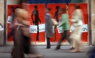 Les soldes ont démarré mercredi à 08H00 dans toute la France, les commerçants promettant d'importants rabais pour attirer un consommateur moins dépensier et au moral en berne, en pleine polémique sur une éventuelle libéralisation de cette grand-messe de la consommation.