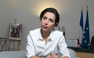 La secrétaire d’État Sarah El Haïry, chargée de la Jeunesse et de l’Engagement, est en charge du dossier.