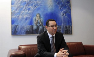 Sommé par Bruxelles de respecter l'Etat de droit dans son conflit avec le président suspendu Traian Basescu, le Premier ministre roumain Victor Ponta tentait vendredi de fournir des garanties, la coalition étant soupçonnée de tergiverser sur les règles du référendum de destitution.
