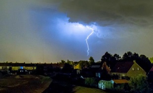 Un éclair lors d'un orage, le 18 juillet 2014. Photo d'Illustration