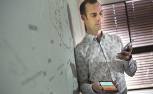 Arnaud Legout mesure la quantité
d’ondes présentes dans son bureau avec l'application qu'il a développée, Electrosmart.