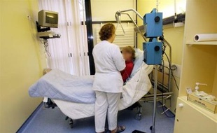 La loi Léonetti sur la fin de vie permet d'abréger les souffrances, mais des euthanasies illégales se pratiquent en France dans l'ombre et l'hypocrisie, témoignent des médecins.