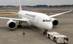 Un Boeing 787 de la compagnie Japan Airlines (JAL) était cloué au sol mercredi à Tokyo après une surchauffe de batterie et un dégagement de fumée, un an après une série de problèmes voisins qui avait immobilisé la flotte de son dernier-né pendant trois mois.
