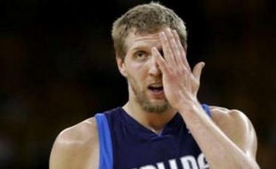 La superstar allemande Dirk Nowitzky a été aussi décevante que son équipe texane. Meilleur club de la saison régulière, Dallas est éliminé au premier tour des playoffs de NBA.
