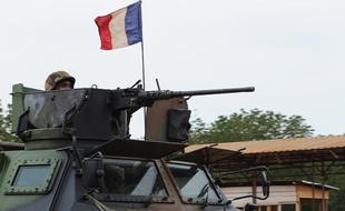 Un véhicule blindé de l'armée française patrouillant dans les rues de Bangui le 6 décembre 2013.
