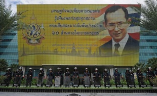 La Cour constitutionnelle de Thaïlande a rejeté vendredi, dans un jugement que tout le pays attendait avec fébrilité, une plainte de l'opposition contre le parti au pouvoir, en estimant que son projet de réforme de la Constitution n'était pas une menace pour la monarchie.