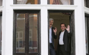 Le fondateur de WikiLeaks, Julian Assange (G), à la fenêtre de l'ambassade d'Equateur à Londres, le 16 juin 2013.