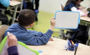 Le ministère de l'Education nationale a annoncé mardi le recrutement d'environ 10.000 personnes à la rentrée scolaire pour l'aide "administrative et éducative" des directeurs d'école.
