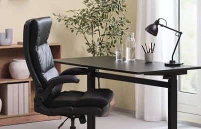 Envie d’un bureau confortable et stylé ? La chaise KASTBJERG noire est à 150 € chez Jysk en ce moment