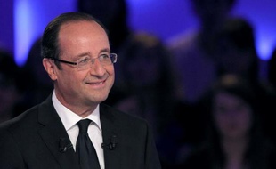 François Hollande s'est rendu samedi en fin de matinée au marché de Tulle, son fief électoral de Corrèze, multipliant clins d'oeil, embrassades et dédicaces en cette veille de second tour, alors que Nicolas Sarkozy a choisi de passer la journée en privé avec sa famille.
