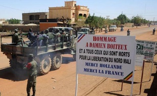 La menace jihadiste restait bien présente jeudi dans la région de Gao (nord du Mali) au lendemain de la découverte d'un engin explosif de 600 kilos, alors qu'à Bamako, le capitaine putschiste Amadou Haya Sanogo, discret depuis un mois, revenait sur le devant de la scène.