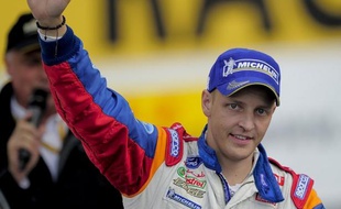 Sébastien Ogier, formé par Citroën mais dont la cohabitation avec Sébastien Loeb, l'octuple champion du monde, ne pouvait pas durer, sera remplacé par le Finlandais Mikko Hirvonen, au profil de N.2 idéal, en 2012 et 2013, a annoncé mercredi la marque française.