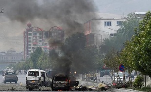 De la fumée au dessus du Parlement cible d'une attaque des taliban le 22 juin 2015 à Kaboul