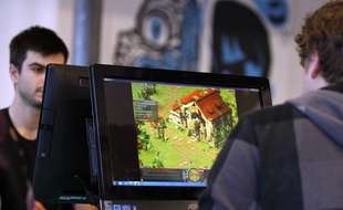 Des joueurs testent une mise à jour du jeu Dofus à Roubaix.