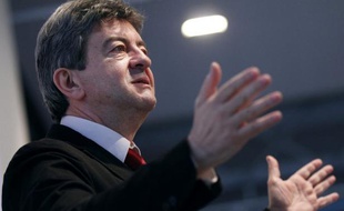 Jean-Luc Mélenchon, ex-candidat du Front de gauche à la présidentielle (11,1%), a voté dimanche à 10h00 pile dans une école élémentaire du 10e arrondissement de Paris, affirmant qu'au second tour, il s'agit d'"éliminer" celui dont on ne veut pas.