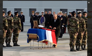 Le ministre de la défense Jean-Yves Le Drian a rendu hommage à Alexis Guarato, soldat français mortellement blessé au Mali, le 3 décembre 2015.