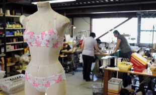 Pour la première fois, des corsetiers français se sont réunis pour présenter une exposition sur la lingerie qui voyagera dans le monde entier afin de présenter leur savoir-faire et conquérir des parts de marché, notamment en Chine qualifiée de "business de demain".