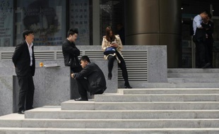 Un groupe de personnes devant une banque à Pékin le 13 avril 2016