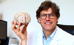 Le neurologue Steven Laureys étudie depuis 2013 les impacts de la méditation sur le cerveau.