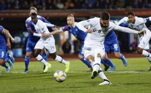 Olivier Giroud tirant le penalty de la victoire, lors du match Islande-France à Reykjavik, le 11 octobre 2019.