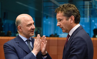 Le commissaire aux Affaires économiques Pierre Moscovici (à gauche) et le président de l'Eurogroupe Jeroen Dijsselbloem, le 11 juillet 2016 à Bruxelles.