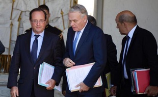 La cote de confiance de François Hollande reste stable en septembre à 27% tandis que celle de Jean-Marc Ayrault gagne un point par rapport à juillet, s'établissant à 27% aussi, selon le baromètre mensuel TNS Sofres/Le Figaro Magazine.