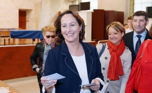 L'ancienne candidate socialiste à la présidentielle, Ségolène Royal, a voté dimanche à la mi-journée à La Rochelle, assurant que, "bien sûr, on y croit".