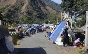 Des personnes touchées par le séisme à Lombok s'abritent dans des tentes, le 6 août 2018.