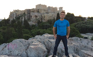 Pierre Rizo à Athènes, le 13 septembre 2016, lors de la troisième étape de son «World sport challenge» entre les Jeux olympiques de Rio en 2016 et ceux de Tokyo en 2020.
